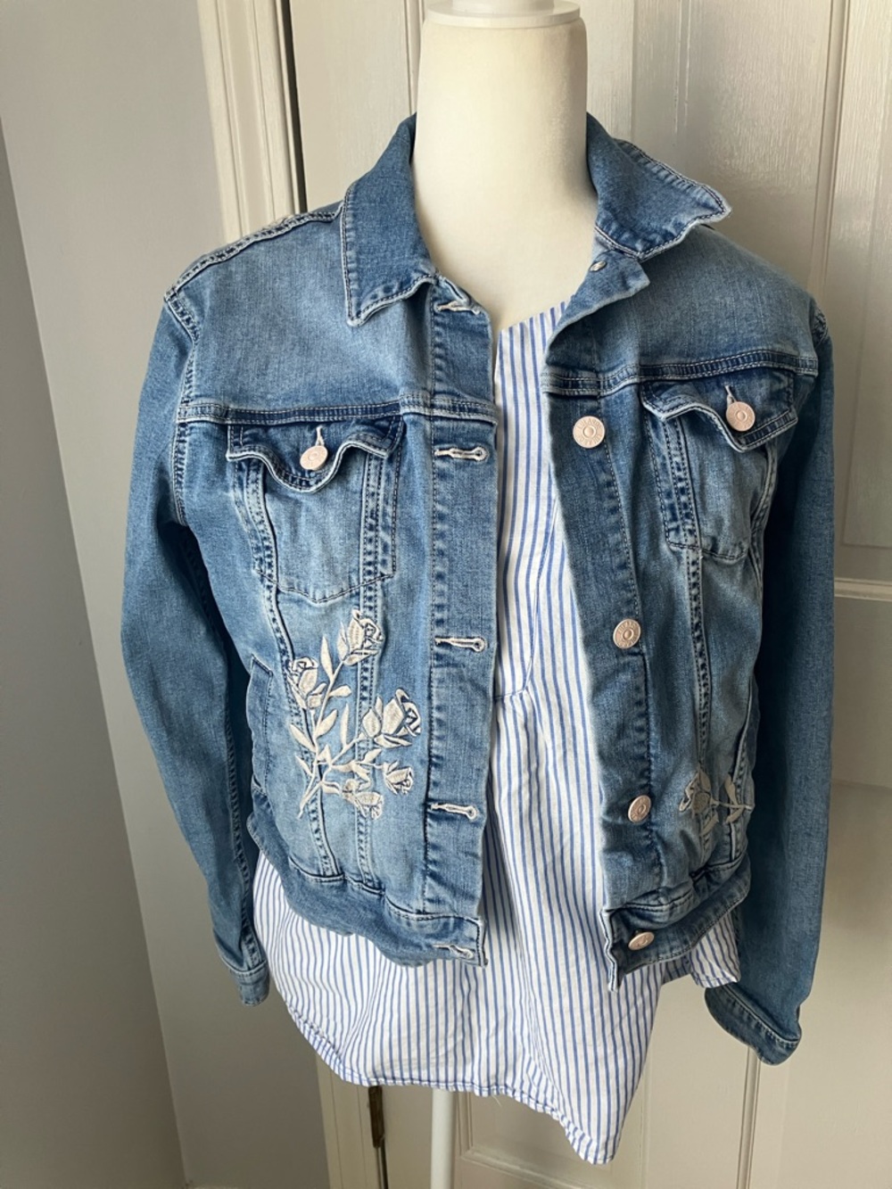 Boho Casual Light Blue Denim Jacket with White Roses Floral Embroidery M